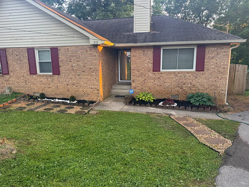 212 Lake Cv