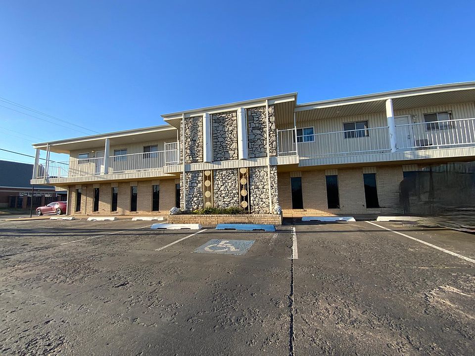 2633 SW 59th Commercial Building, Downstairs is vacant commercial Space.