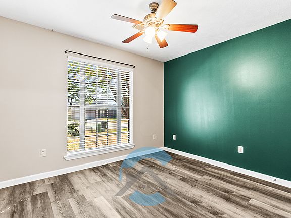 5th image of 915 Brownstone Dr