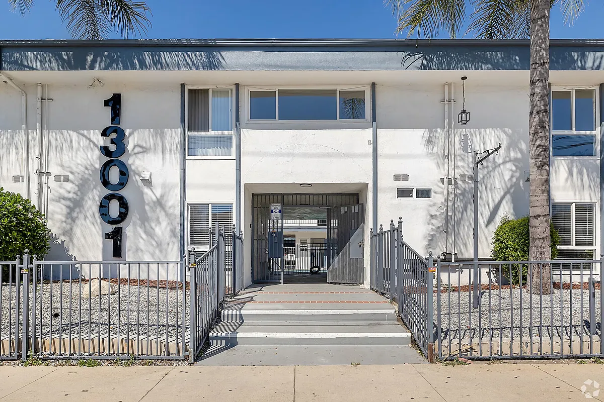 Building Photo - 13001 Vanowen St #11