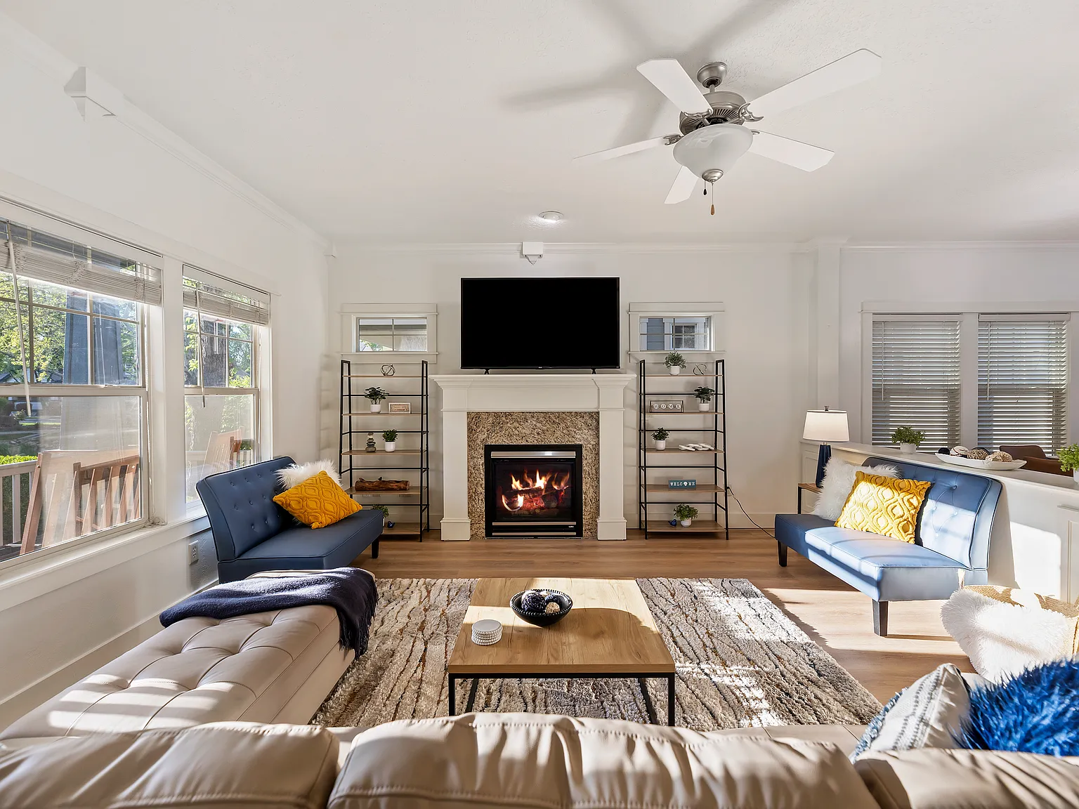 922 E Winding Creek Dr — Photo 3