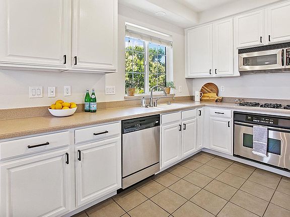 5th image of 703 Batista Dr
