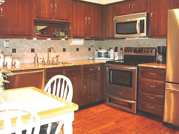 Granite counters, stainless steel appliances & hardwood floor.