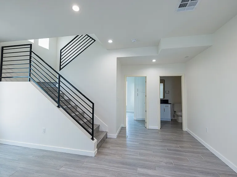 1128 W 39th St #5 — Photo 12
