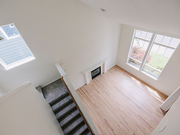 5th image of 410 NE 64th Pl