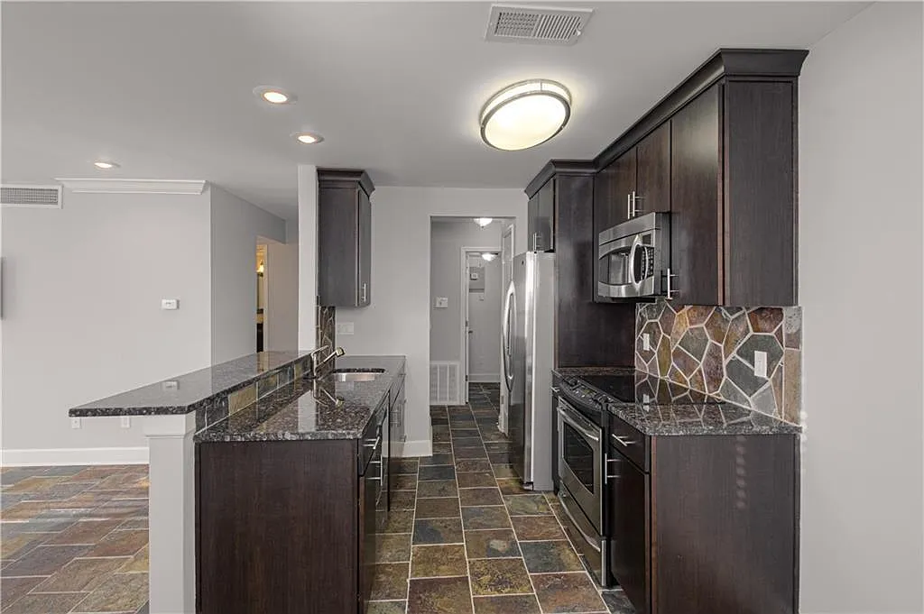 920 Washington St — Photo 2