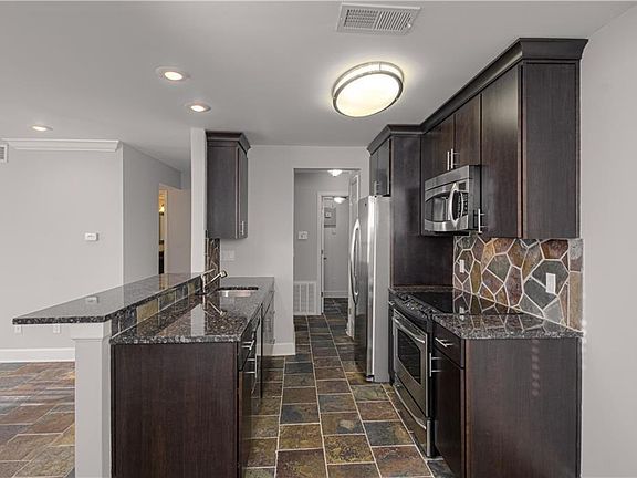 2nd image of 920 Washington St APT 206