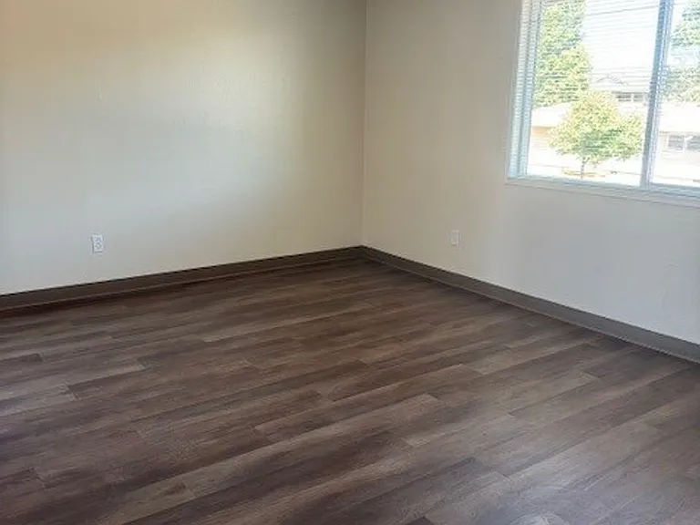 3440 Hawthorne Ave NE — Photo 5