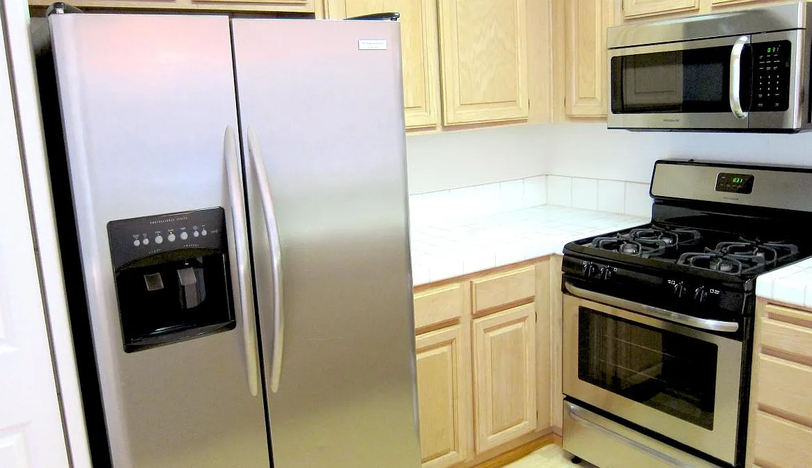 2 bed, 1075 sqft, $3,288 — Photo 3