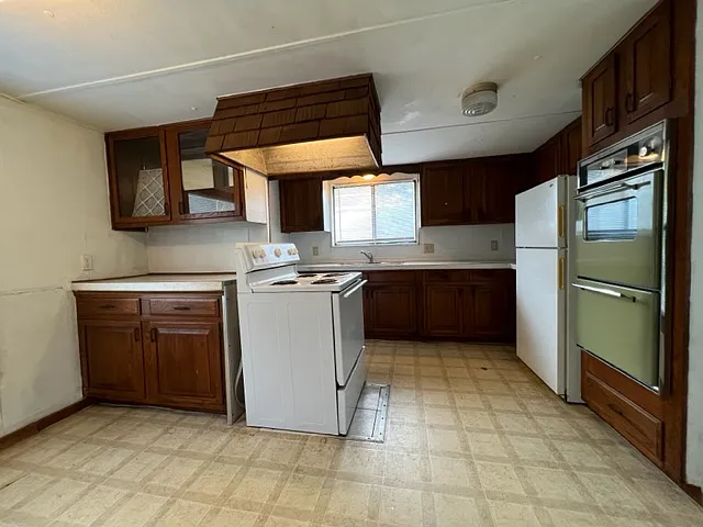 202 Harmons Way — Photo 2