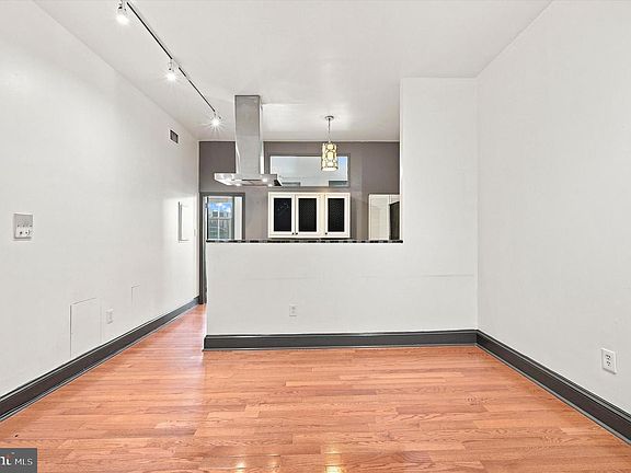 3rd image of 1914 Fairmount Ave #2