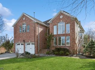 29 Ridge Dr, Livingston, NJ 07039