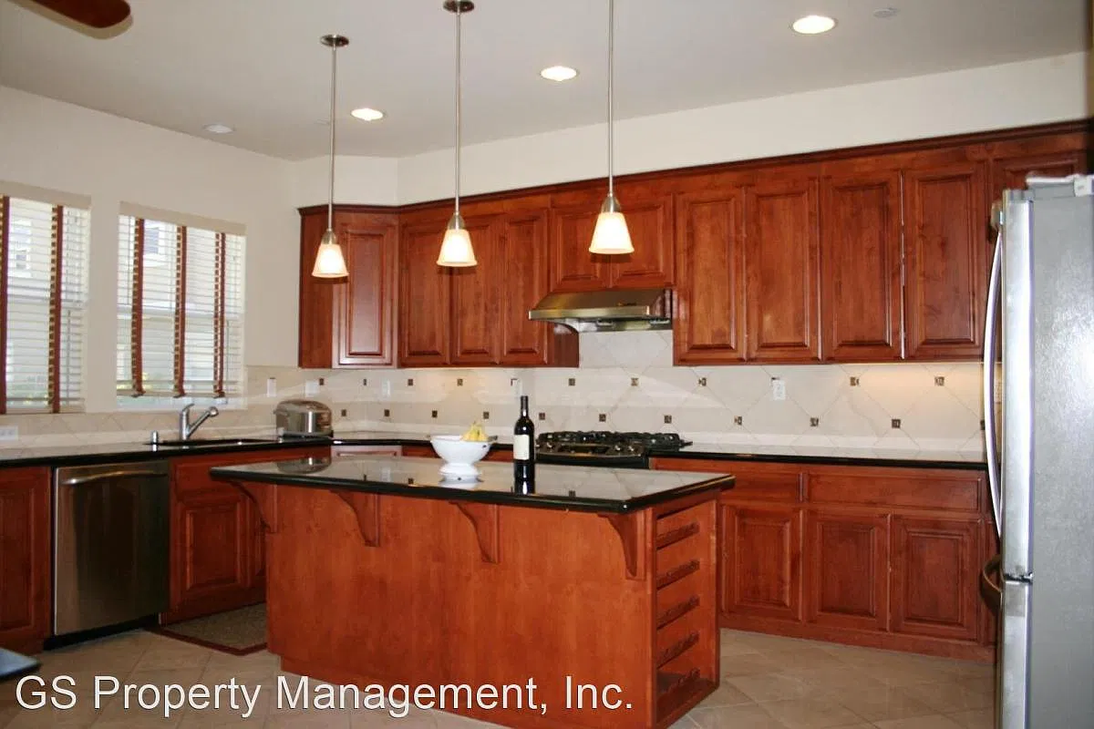 3 bed, 2.5 bath, 1679 sqft, $3,950 — Photo 3