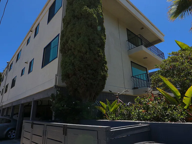 3990 Crown Point Dr — Photo 33