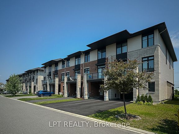 3rd image of 552 Labrador Cres