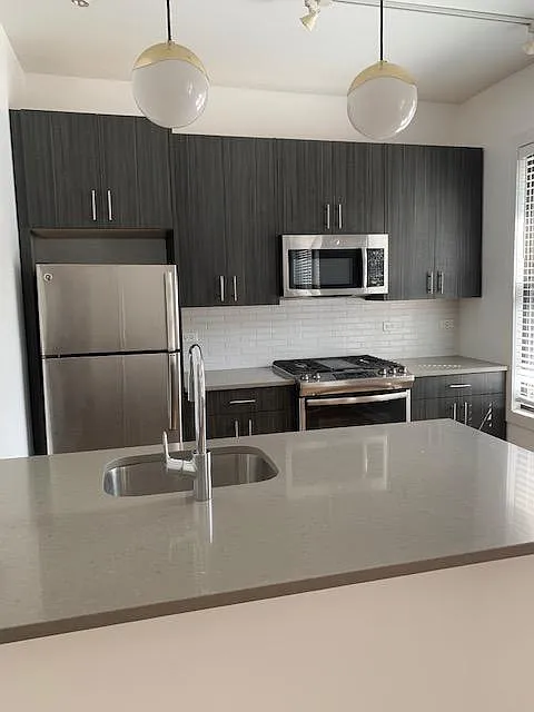 1228 W Diversey Pkwy #1F