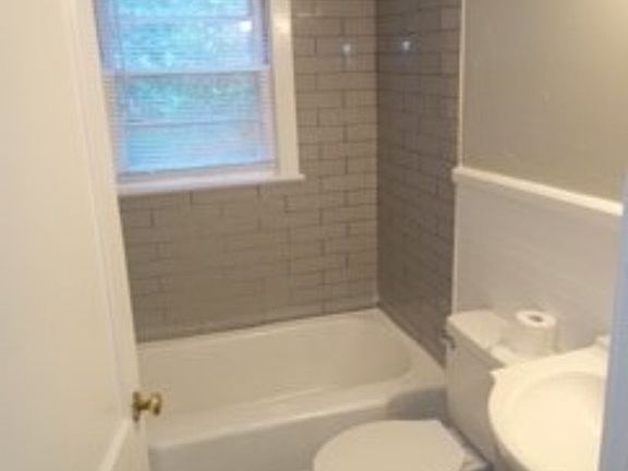 4th image of 468 1/2 N Church St