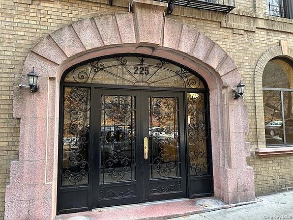 5th image of 225 Bennett Avenue #2R