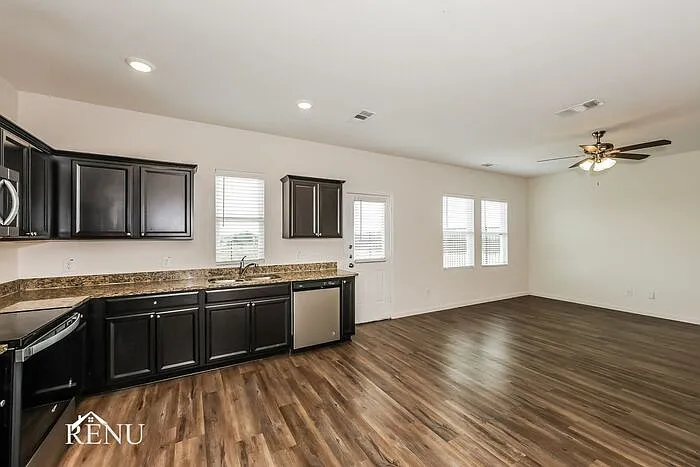 3 bed, 2.5 bath, 1605 sqft, $1,940 — Photo 3