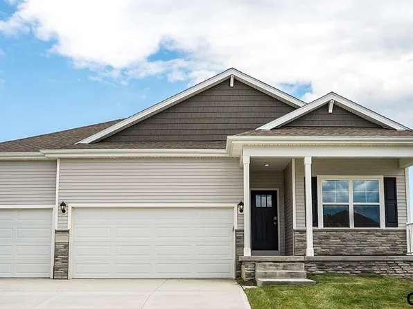 20558 Crestline Cir, Gretna, NE 68028