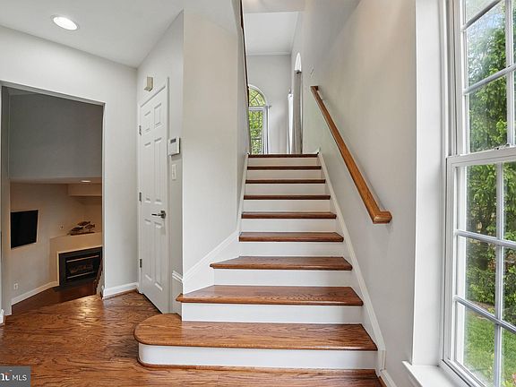 4th image of 3150 Grovehurst Pl