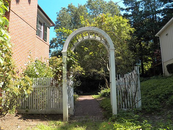 2nd image of 142 Mercer Ave