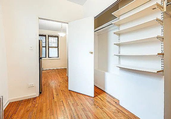 4th image of 325 W 4th St APT 1R