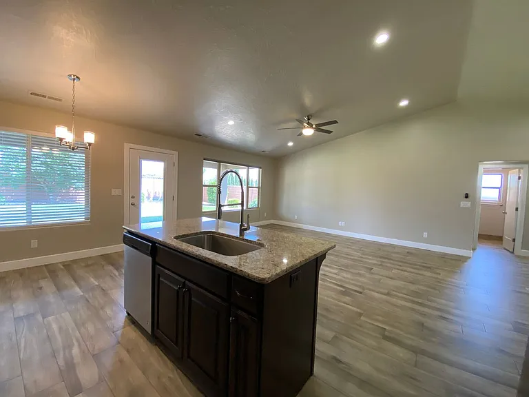 758 N 300 W — Photo 12