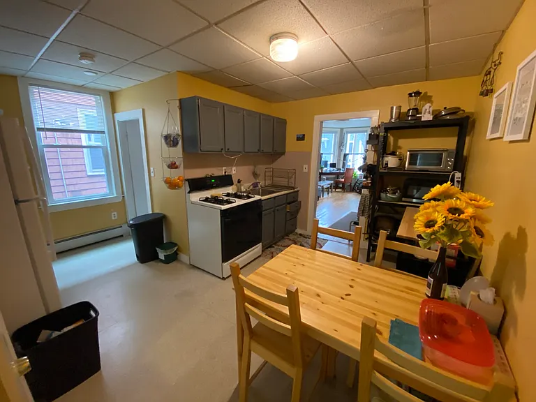 379 Windsor St #3 — Photo 4