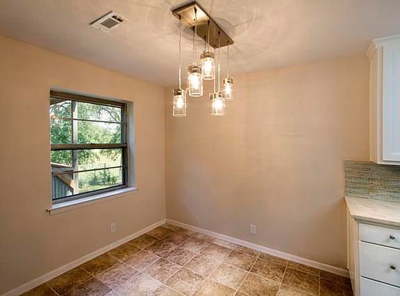 5th image of 2400 Woodlawn Dr