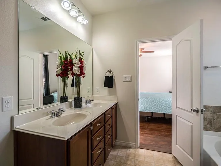 5425 Shady Springs Trl — Photo 2