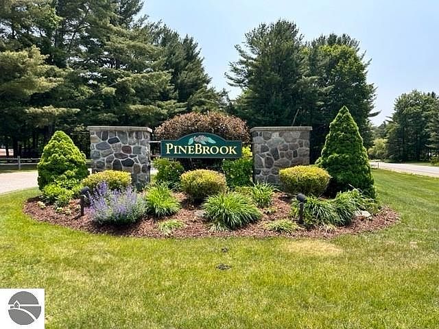 1st image of 6885 Pinebrook Dr