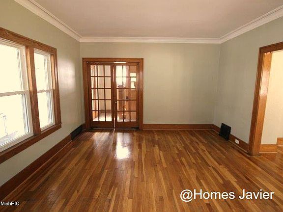 3rd image of 536 Elliott St SE