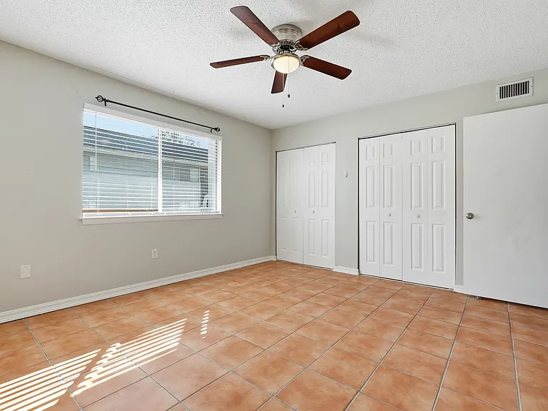 201 College Blvd E #11 — Photo 31