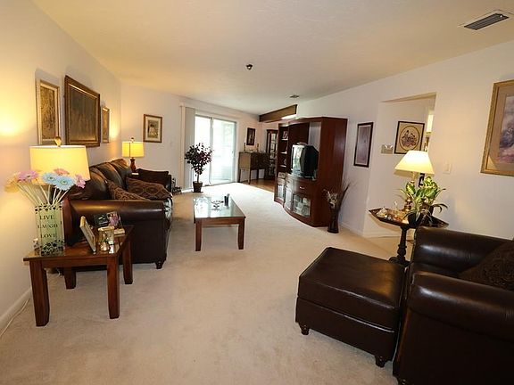 4th image of 33 Christopher Dr APT C