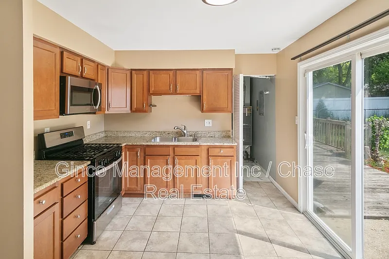 3 bed, 1.0 bath, 900 sqft, $2,395 — Photo 4