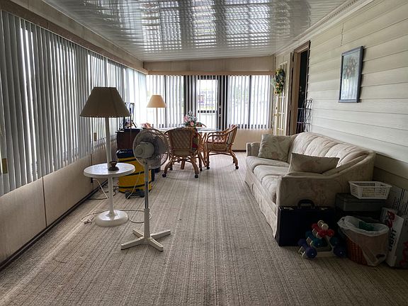 4th image of 1068 SE Lake James Dr