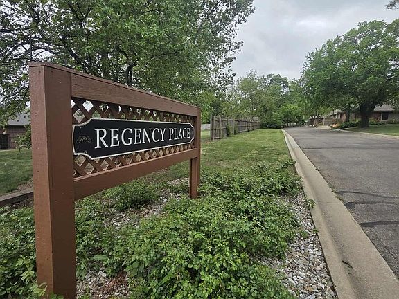 2nd image of 1109 Country Club Ln APT 3