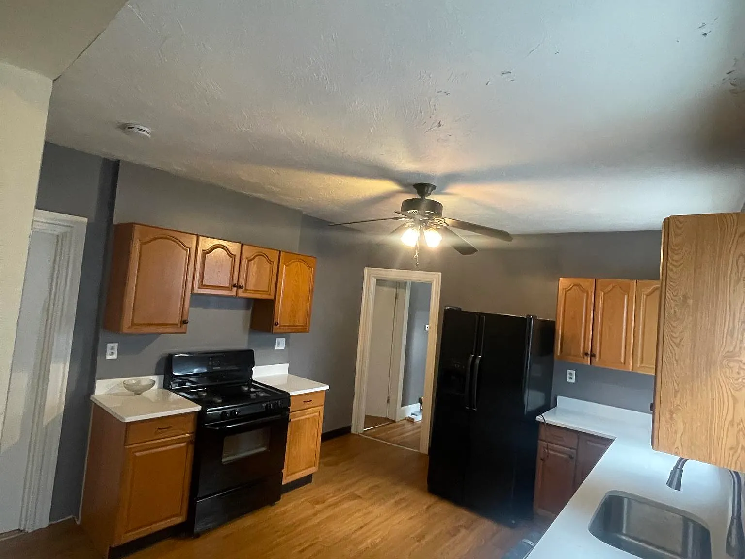 4 bed, 1300 sqft, $4,500 — Photo 2