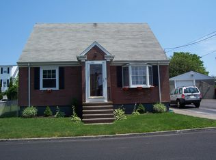 30 Carpenter St, Tiverton, RI 02878