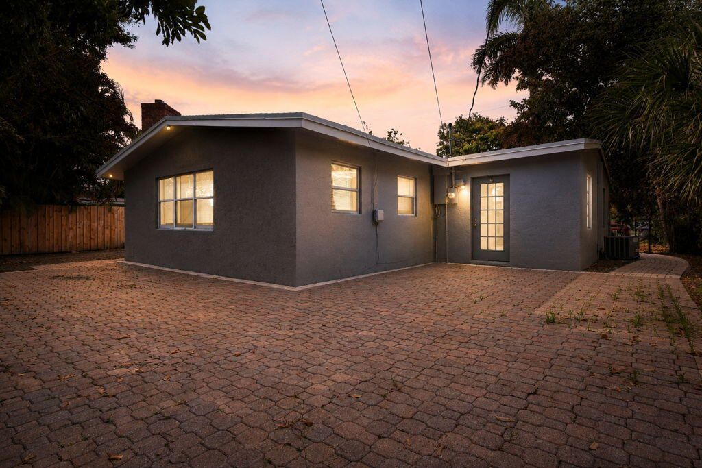 1472 NE 25TH Court, photo 3