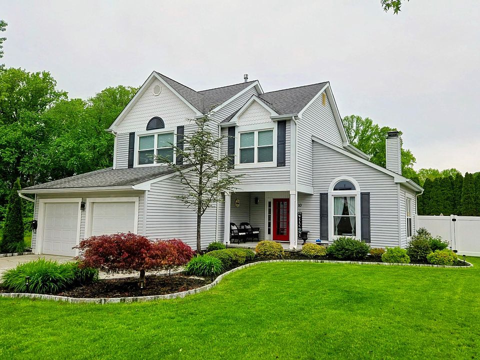 1st image of 10 Christopher Ln