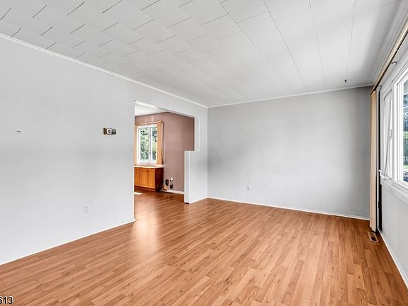 4th image of 218 Rockaway Ave