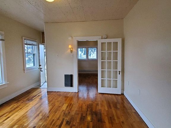 4th image of 2721 1/2 Grand Ave