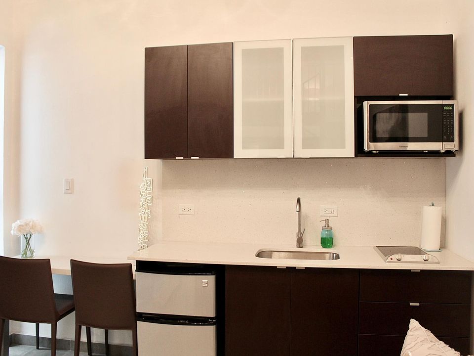 2nd image of 153 Calle De La Luna #6