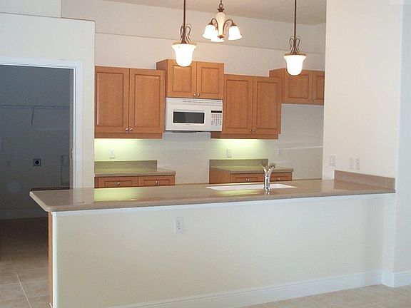 3rd image of 3938 Rolling Hill Dr