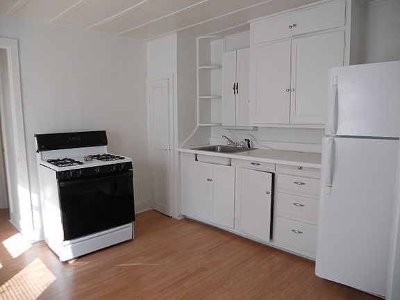 3rd image of 515 W. Seventh St.