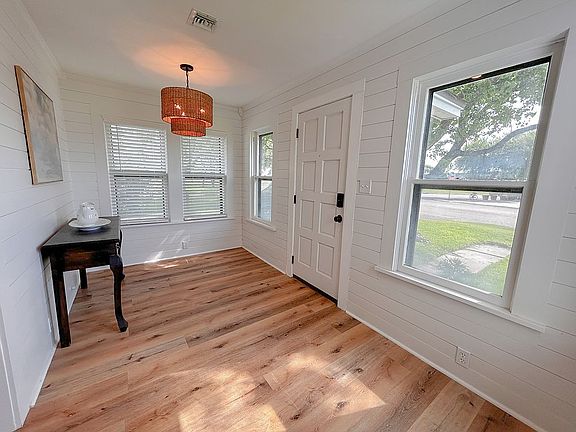 4th image of 513 Moore Ave