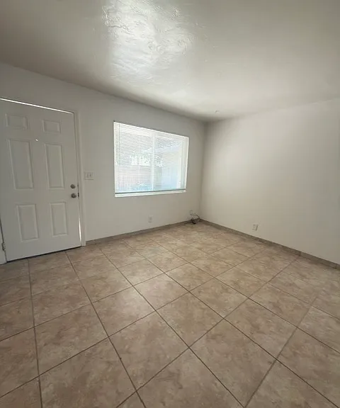 718 E Andrews Ave — Photo 2