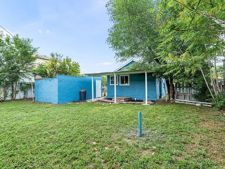 2428 Poplar St — Photo 15